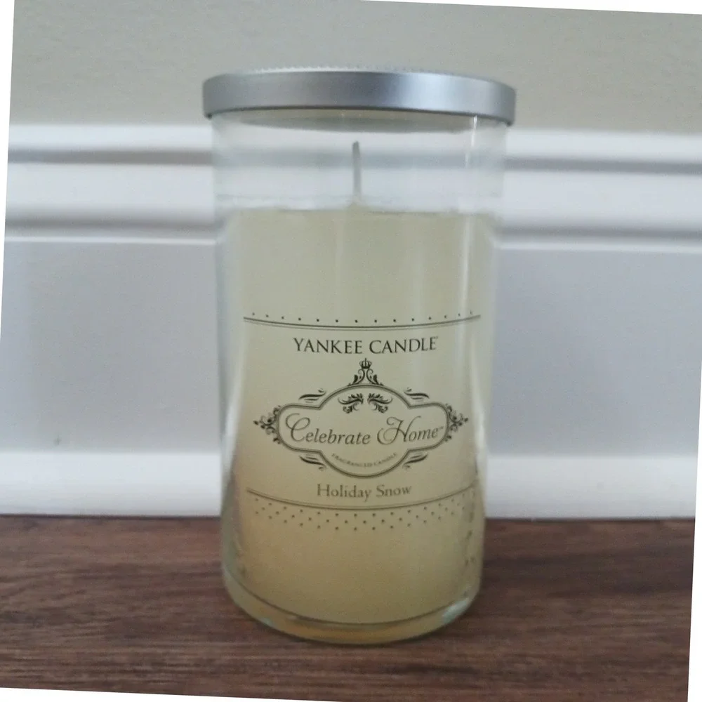 Yankee Candle Celebrate Home Holiday Snow 12 oz Single Wick Glass Jar‎ Candle